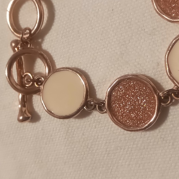 Rose gold color toggle clasp bracelet with enamel accents - Picture 4 of 4